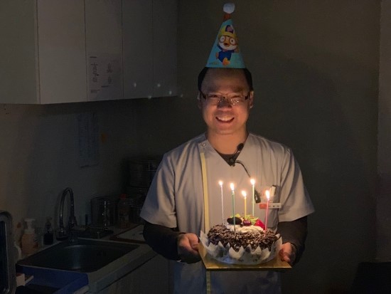  광주연세안과의 가족들의 생일축하 모습들