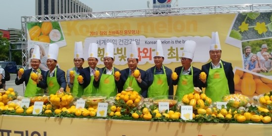  “광화문에서 성주 명품참외·칠곡 벌꿀참외 맛보세요!” 이완영 의원 일일 홍보도우미 나서!