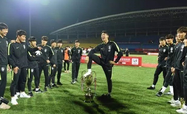 한국 U-18 대표팀, 우승컵 발로 밟아 모욕 논란_대표 선수답지 못한 행동으로 중국 들끓게 만들어