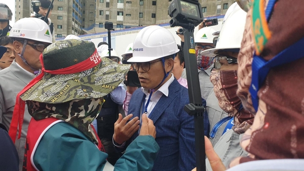  現重 사측 노조 점거 주총장 진입 시도· · · 노조원에 막혀 일단 후퇴