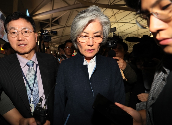 강경화 장관 헝가리로 출발…신속대응팀 39명으로 증원 - 포커스데일리 강경화 장관 헝가리로 출발…신속대응팀 39명으로 증원 - 포커스데일리