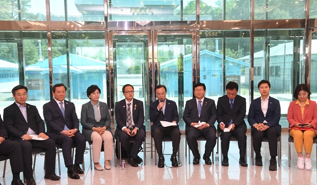  판문점 현장 회의 연 민주당 “평화 공존 시대 열어”