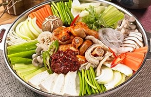  헝가리 부다페스트 다뉴브강에서 유람선과 대형