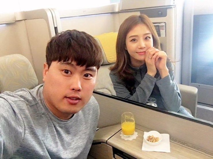   류현진 8승 방어율 다승 1위 이달의 투수상 예약 ! 나이 동갑 아내 배지현 내조 사이영상