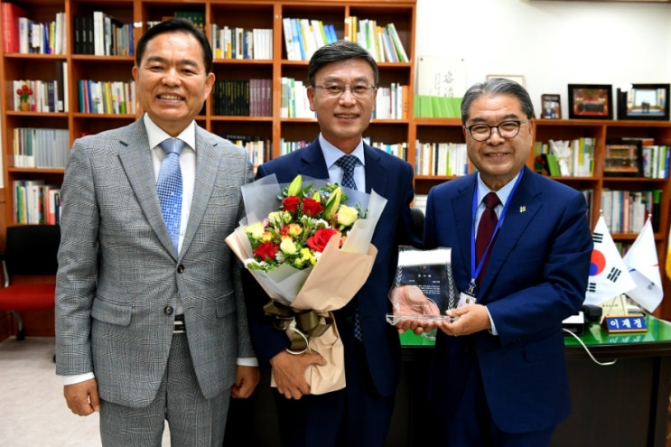  이재정교육감님으로 부터 상을 받았습니다