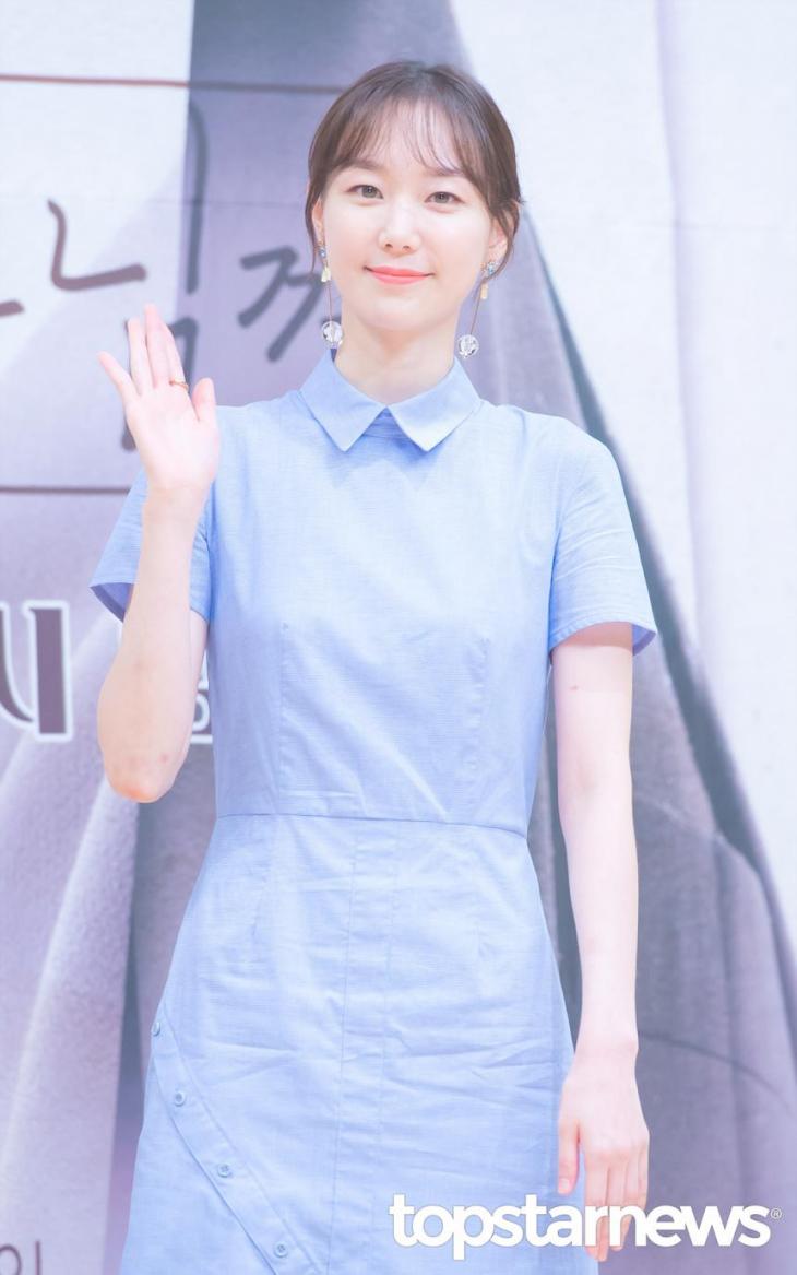 故 김주혁 여자친구 이유영 “죽고 싶다 매일이 지옥” 충격 SNS 글…소속사 “심려 끼쳐 죄송” 故 김주혁 여자친구 이유영 “죽고 싶다 매일이 지옥” 충격 SNS 글…소속사 “심려 끼쳐 죄송”