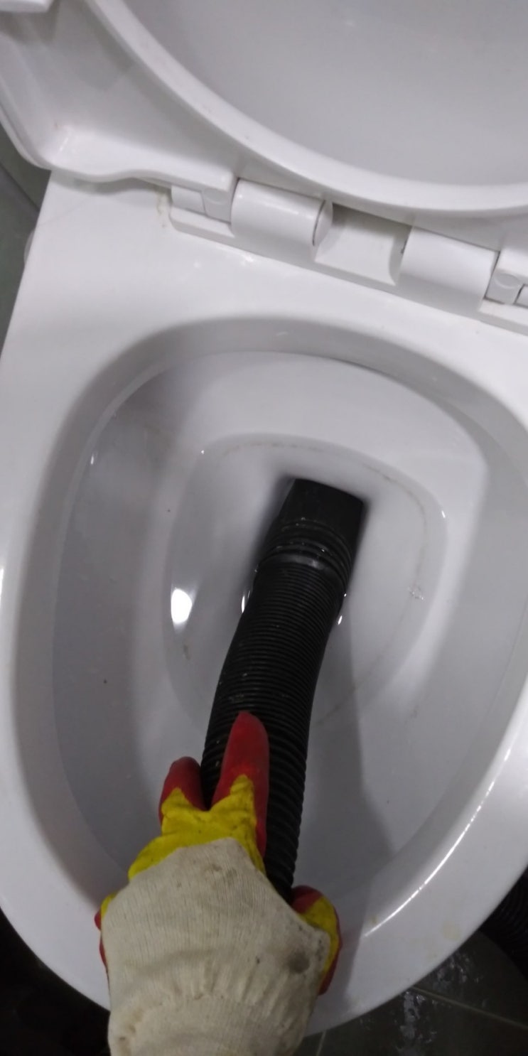  [의왕시 내손동 변기막힘] 변기에 화장품이 들어갔어요!! 오전동,고천동 변기막힘! 변기뚫음!!