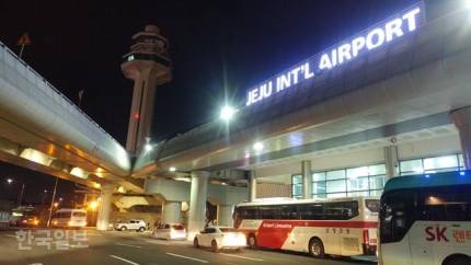 제주공항 택시 할증제 도입…오후 7시부터 2100원 부과 / 택시할증 시간 제주공항 택시 할증제 도입…오후 7시부터 2100원 부과 / 택시할증 시간