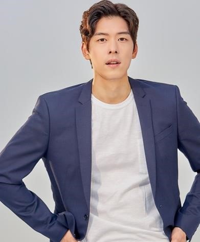  오스틴강, 자체발광 조각 미남 ‘신흥 남친짤 등극’ 