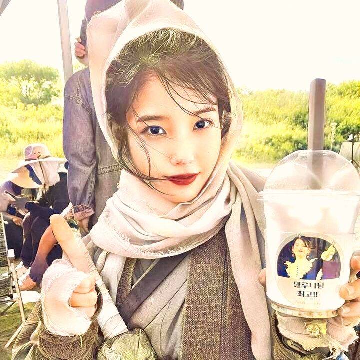  지으니어스 서포트 인증하는 아이유