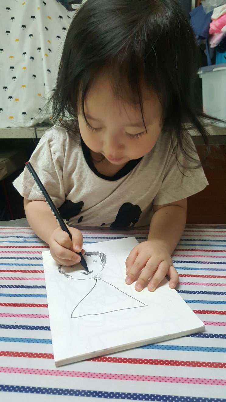  37개월 18일 둘째딸내미 그림 그리기
