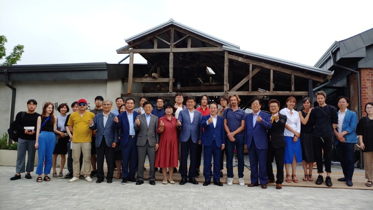 담양해동문화예술촌 개관. 오프닝퍼포먼스 한국 프랑스 국제전이 8월 4일까지 열려요.