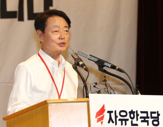  한선교, 기자들에게 한 경멸의 말 "아주 걸레질을 하는구만"