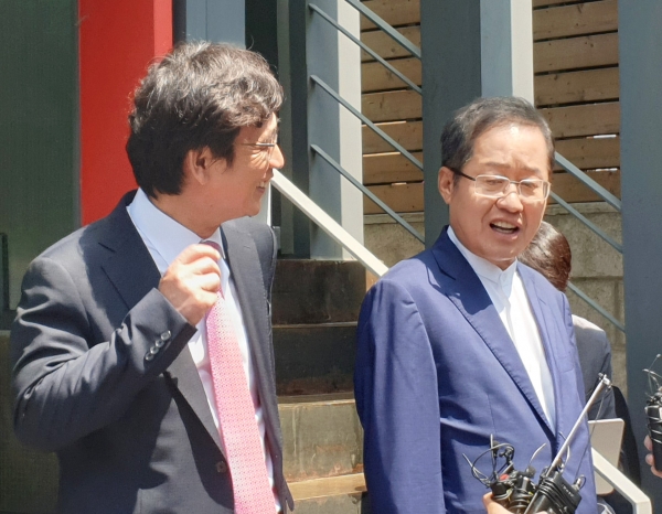 유시민·홍준표 홍카레오 평가는 "재미·시청자 몫" - 포커스데일리 유시민·홍준표 홍카레오 평가는 "재미·시청자 몫" - 포커스데일리