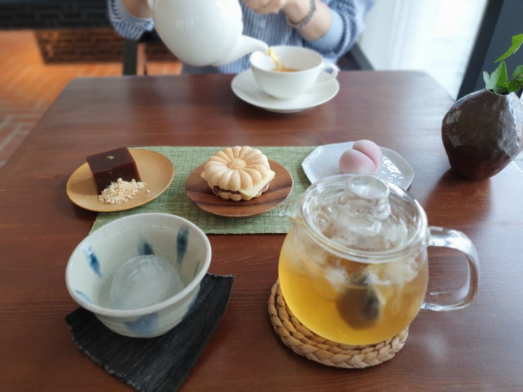 제주꽃차 화과자가 맛있는 제주정실카페 도리화과 제주꽃차 화과자가 맛있는 제주정실카페 도리화과