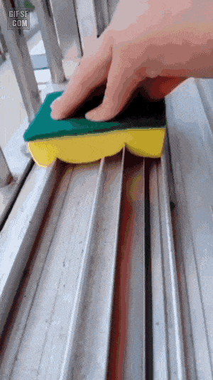 초간단 한번에 창틀 청소 꿀팁.gif 초간단 한번에 창틀 청소 꿀팁.gif