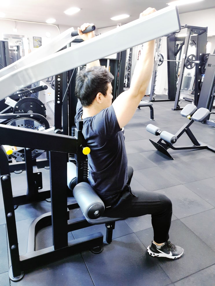  랫풀다운머신을 통해 턱걸이 연습해봅시다.