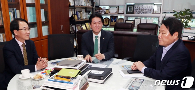  [홍익표] "황교안 대표의 대통령 회담 역제안은 지나친 요구, 대통령의 만남까지 제한하려는 것"..."자유한국당은 국회 정상화와 관련하여 청와대에 명확한 입장을 전달해야"