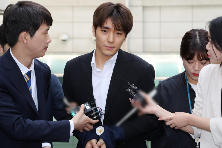  "정준영 단톡방 멤버들과 집단 성폭행"…FT아일랜드 전 멤버 최종훈, 구속기소