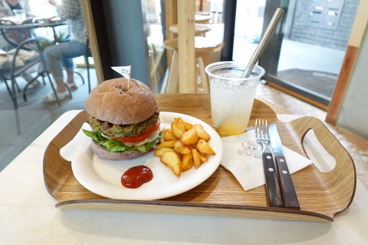  합정카페, 야미요밀에서 블랙빈버거세트 먹었어요(비건빵집/수제버거)