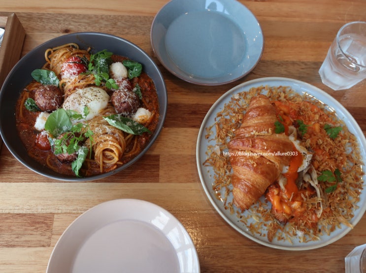  서면 브런치카페 거루캥테이블 : 진한 수제토마토 소스가 맛있는 카프레제 미트볼 파스타