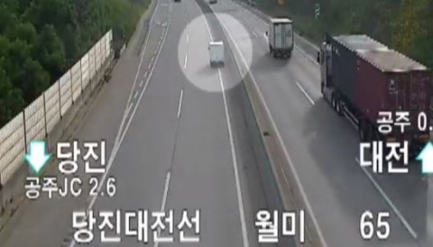  2차로로 돌진해 예비신부 차량과 '쾅'...조현병 역주행 블박 [국민일보]