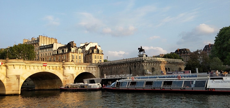  바토무슈 bateau-mouche/ 콩코르드 광장 Place de la Concorde/ 홍합 레스토랑 레옹 드 브리쉘 Léon de Bruxelles