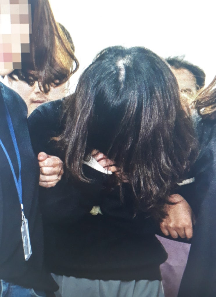  전남편을 살해하고 잔혹한 방법으로 시신을 유기한 혐의로국민적공분을 산 고유정(36)이신상공개 결정 이후 처음으로 언론 앞에 모습을 드러냈다. 다만 얼굴은 철저히 가려졌다.