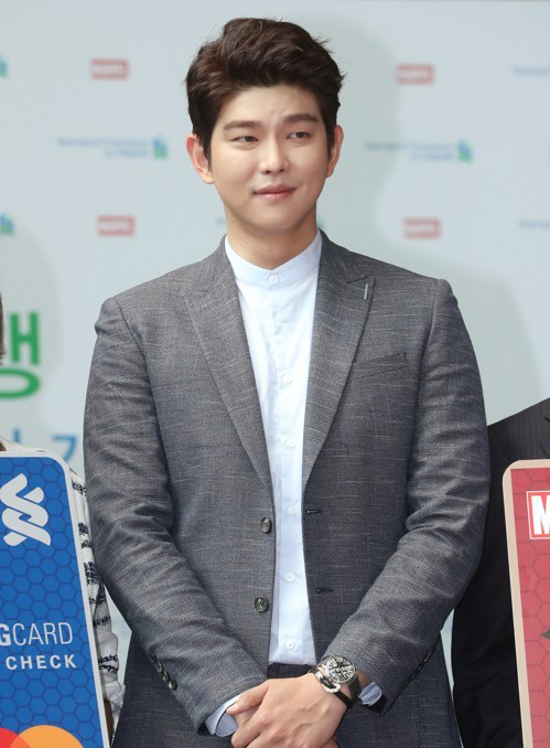  배우 윤균상 7살 연하 일반인 여대생과 열애중...?