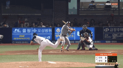  호잉의 타격을 헤딩패스한 신본기 전준우 "내가 잡았어!"