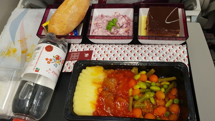  카타르항공 QR200 헝가리 부다페스트 - 도하 경유 공항 기내식, 좌석, 어메니티 탑승기 이용 후기!
