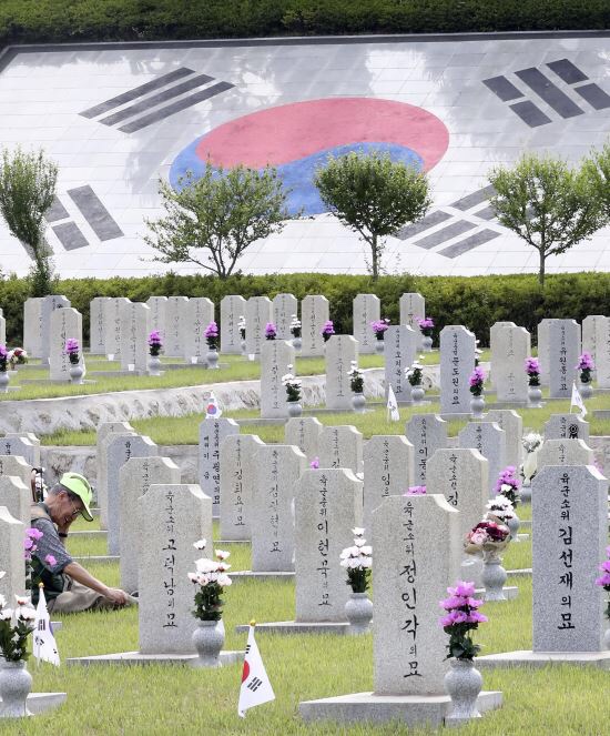  오늘은 제 64 현충일..