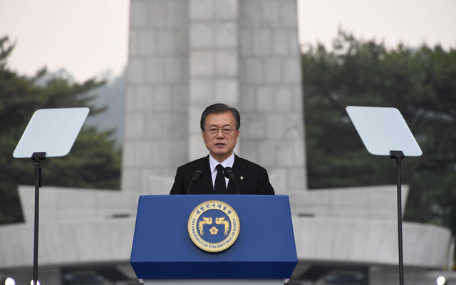  文대통령 “애국 앞에 보수 진보 없다”…北훈장 받은 김원봉 언급해 논란