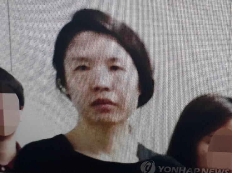  제주 '전 남편 살해 사건'의 피의자 고유정(36)의 얼굴이 처음으로 공개됐다. 지난 5일 신상공개 심의위원회의 신상공개 결정이 내려진 뒤 이틀만이다.