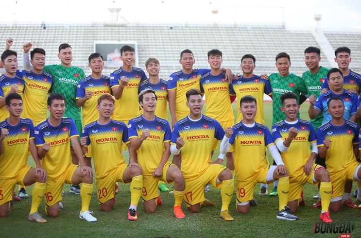  킹스컵 결승 퀴라소 전을 앞두고 훈련 중인 베트남 축구 국가대표 선수들과 박항서 감독