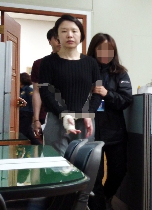  얼굴 공개된 고유정, 덤덤한 표정에 시선 아래로… 오른쪽 손목에 붕대 감겨
