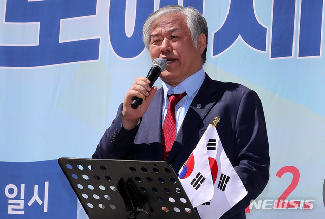  전광훈 목사 '문 대통령 하야' 주장…여야 4당 "선 넘었다"