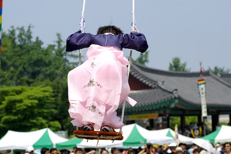  창포물에 머리를 감는 날, 단오