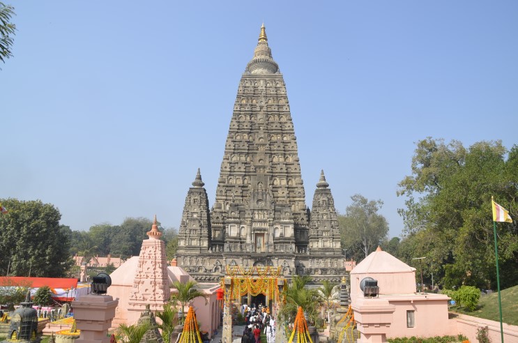 마하보디 사원(Mahabodhi Temple, महाबोधि मंदिर)으로 가는 산책로 -배근휘