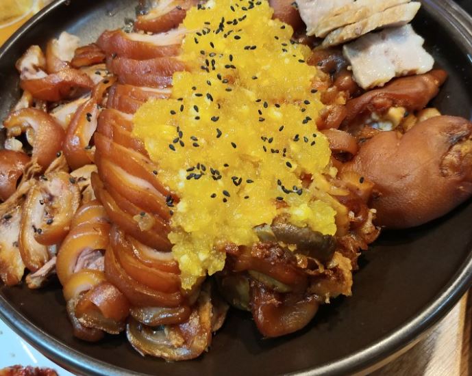  맛있는 마늘 족발이 왔어요~