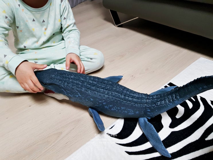  71cm 크기 모사사우루스 피규어, 공룡피부를 느껴볼 수 있다고?