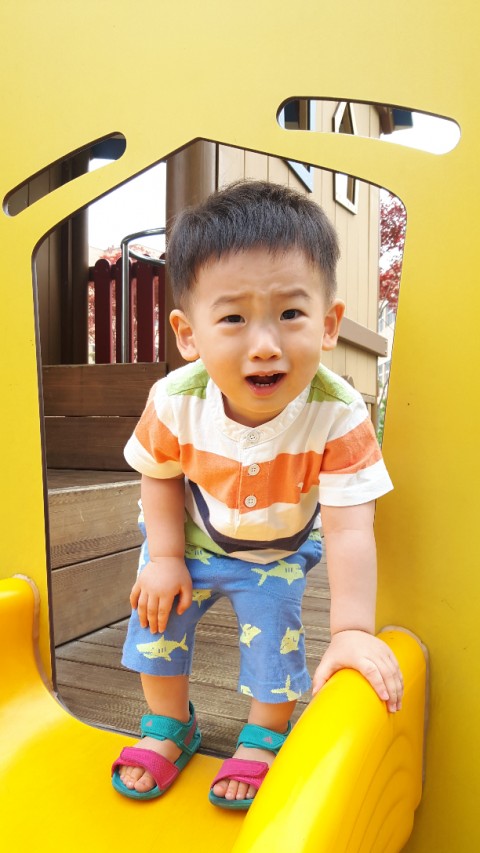  한솔이와 놀이터 미끄럼틀 타기