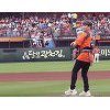 "아들 목 꺾였는데.. " 최민환 '아기띠 시구' 논란 "아들 목 꺾였는데.. " 최민환 '아기띠 시구' 논란
