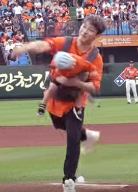  최민환 자녀 안고 시구함. > 목 꺽여위험