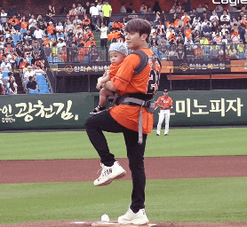  최민환 시구 자세 논란, 최민환 시구 사과문, 최민환 시구 영상 움짤 ㄷㄷㄷ