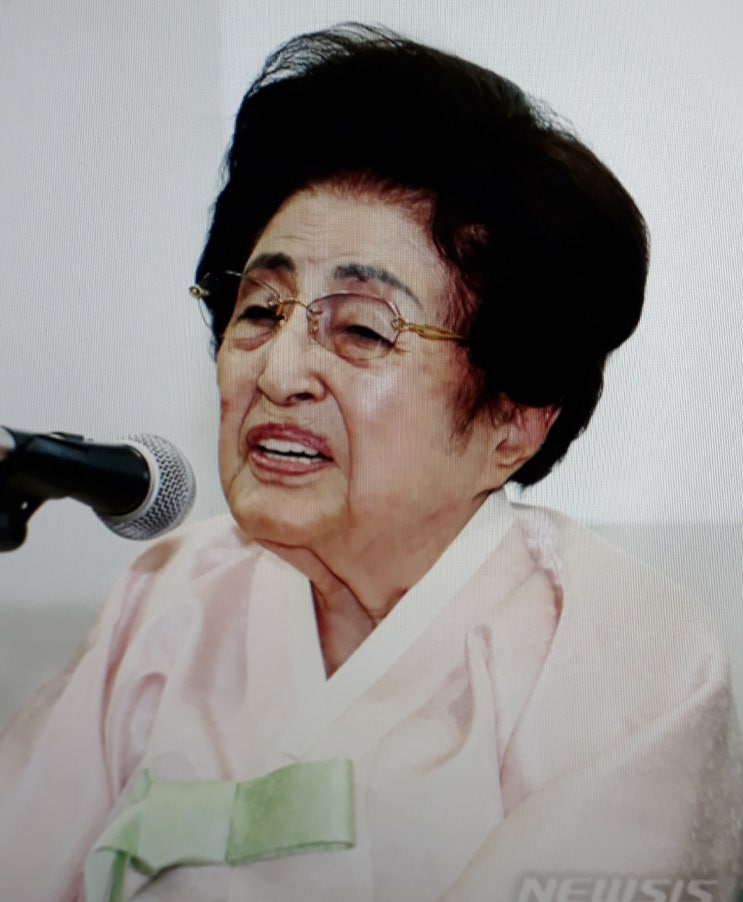  한때 위독한 상태로 전해졌던 이희호여사의 병세는 안정세를찾은것으로 전해졌다. 병원에서 기자들과 만나 "6일에는 굉장히 안 좋았고 지금은 회복됐다"며 아무 문제가 없다고 전했다.