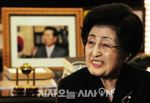  이희호 여사, 병세 위중 소식에…“회복을 기원합니다”