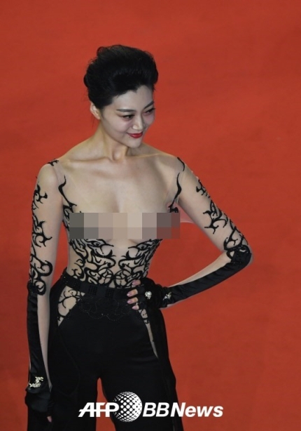 장관도 비난한 응옥찐 '노출 드레스'...지난해 더한 사람 있었다 장관도 비난한 응옥찐 '노출 드레스'...지난해 더한 사람 있었다