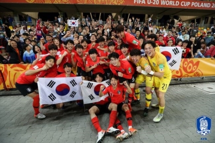 FIFA도 명승부 조명, "부활한 한국, 승부차기 열세 딛고 세네갈에 승리" 한국은 승부차기서 세네갈에 3-2로 승리하며 4강에 올랐다.