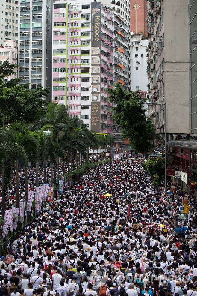 '범죄인 중국 송환 반대' 외치는 홍콩 시민들